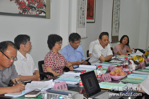 新型开闭辊式磨粉机鉴定会现场 专家组在讨论
