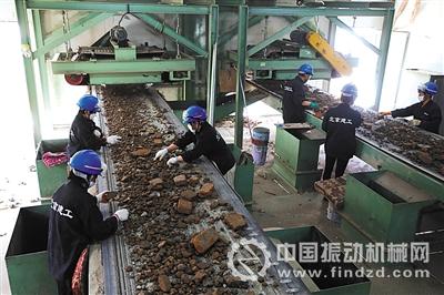 5月23日,工人在朝阳孙河首条建筑垃圾资源化处置生产线上工作,该线与东坝项目属同一公司建设,年处置能力均为70万吨。