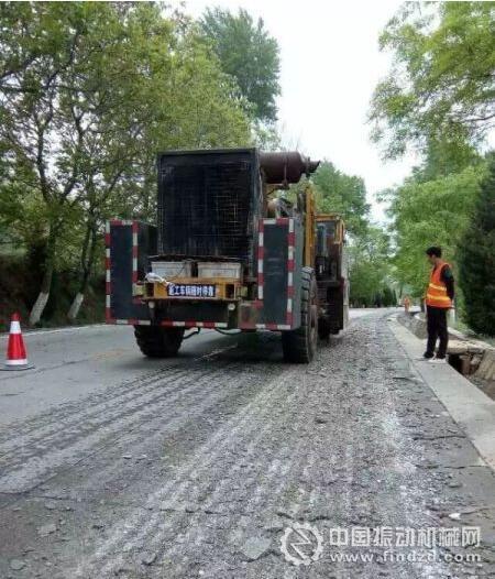 图为全浮动式共振破碎机正在陕西省G210国道改造施工