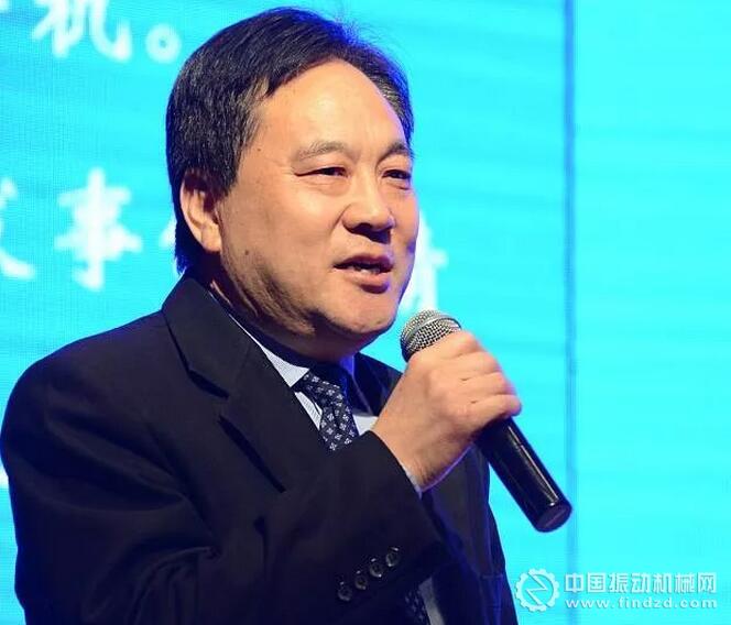 中国砂石协会副会长侯衍臣主持会议