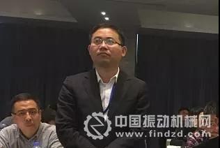 中国砂石协会再生骨料分会秘书长孙继成主持会议