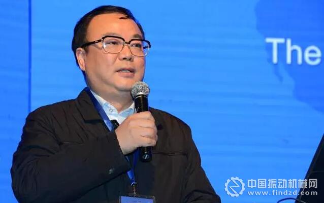 中国砂石协会副会长卢洪波主持大会