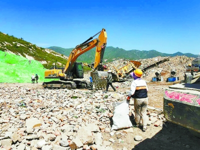 燕山凤凰亭2号涵洞黑渣土场上，工人正在对建筑垃圾与生活垃圾进行二次分拣。