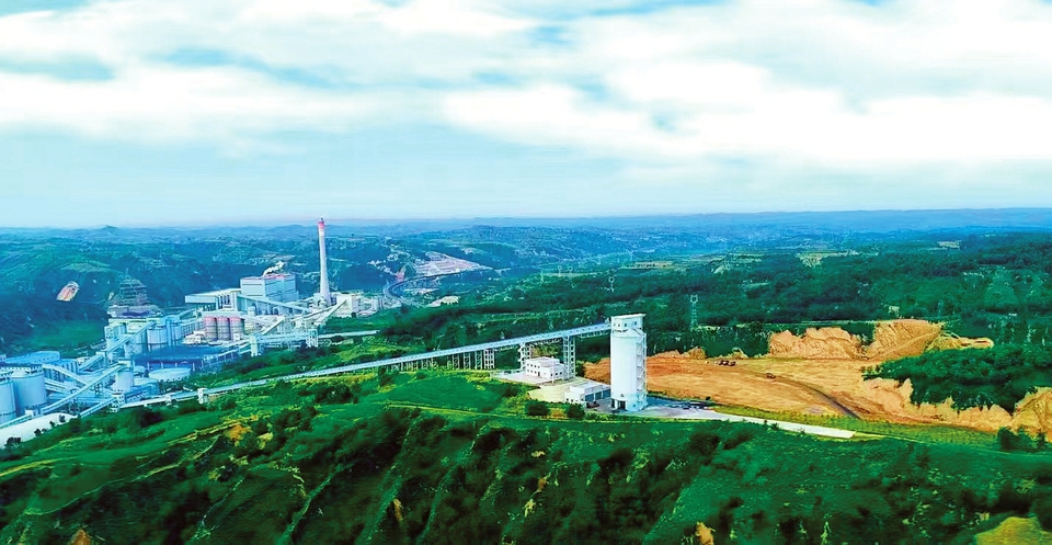 图为山西焦煤霍州煤电吕临能化公司矸石山远景